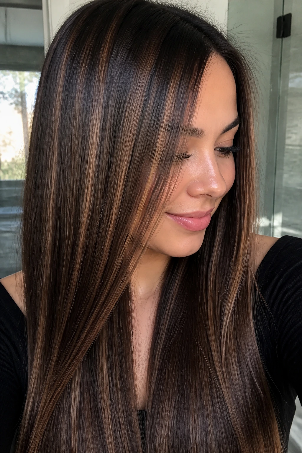 Straight-haired brunette with cinnamon caramel highlight slices