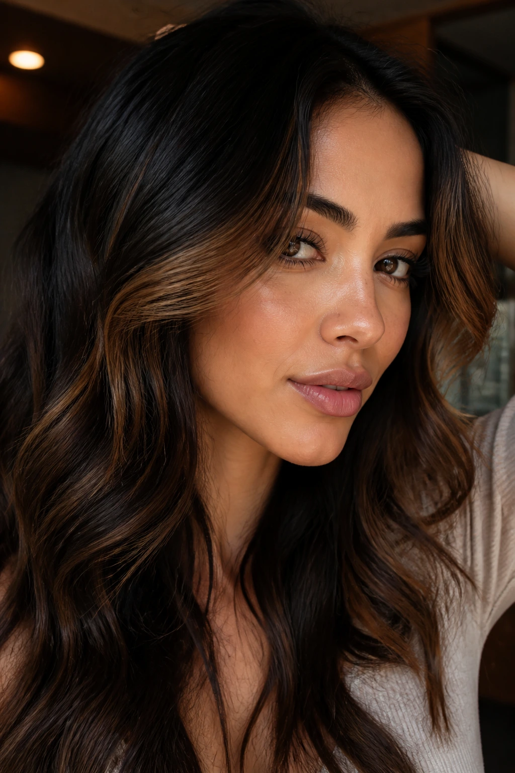 Close-up of brunette with cinnamon contour pieces contouring the outer face