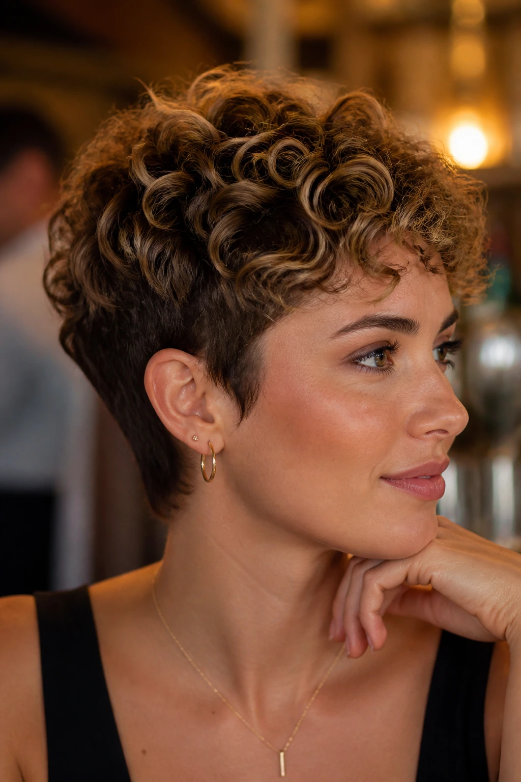 Tapered curly crop with luminous crown
